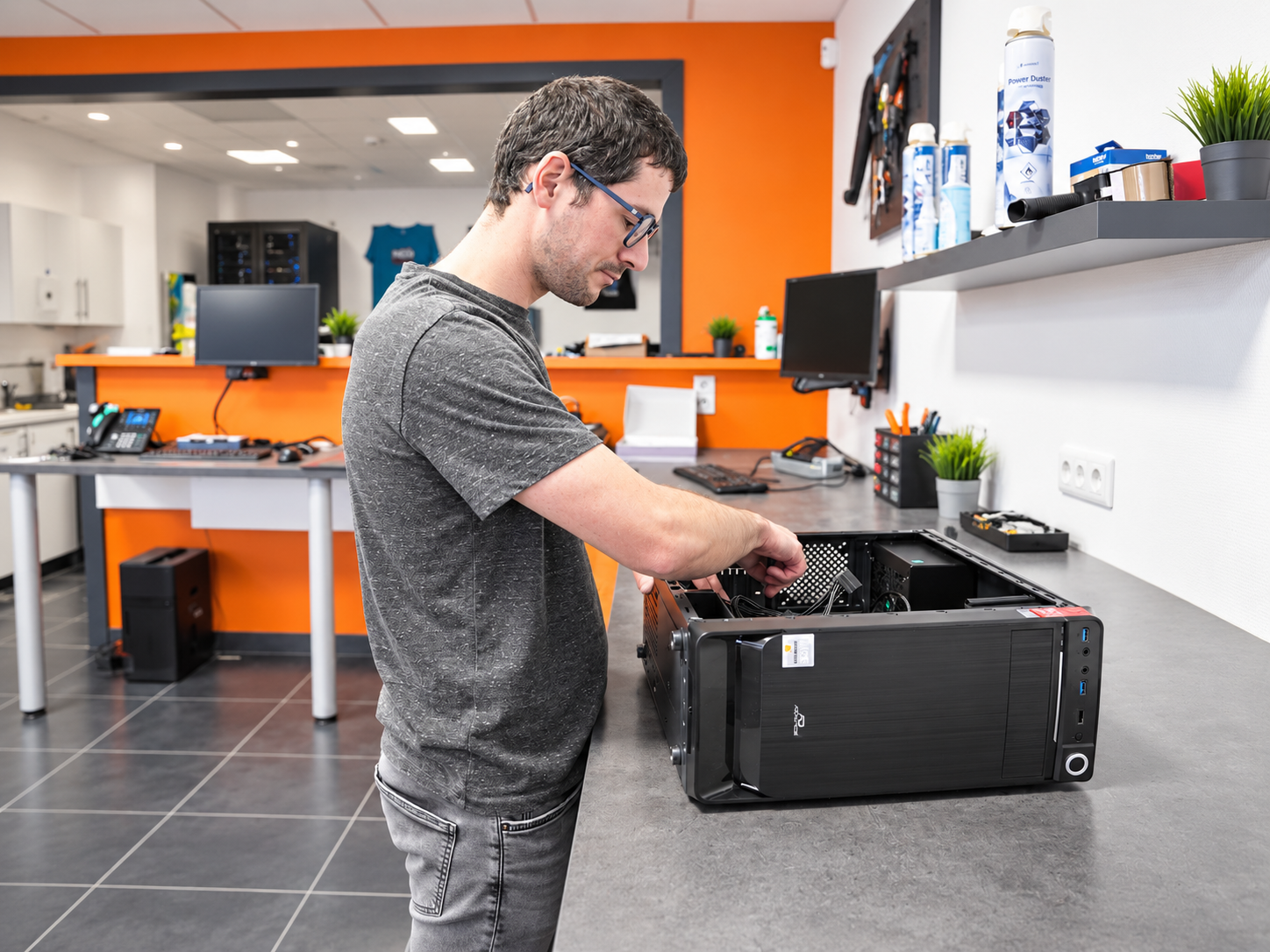 Technicien réparant un équipement informatique ouvert