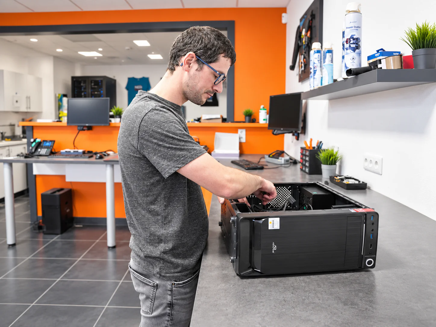 Technicien réparant un équipement informatique ouvert