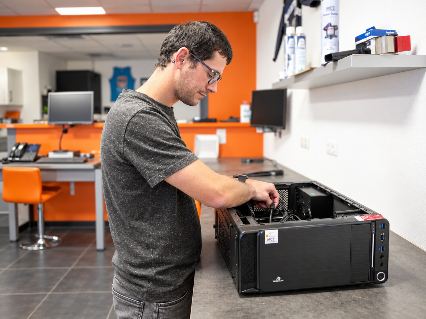 Technicien réparant un serveur dans l’atelier MCE Informatique