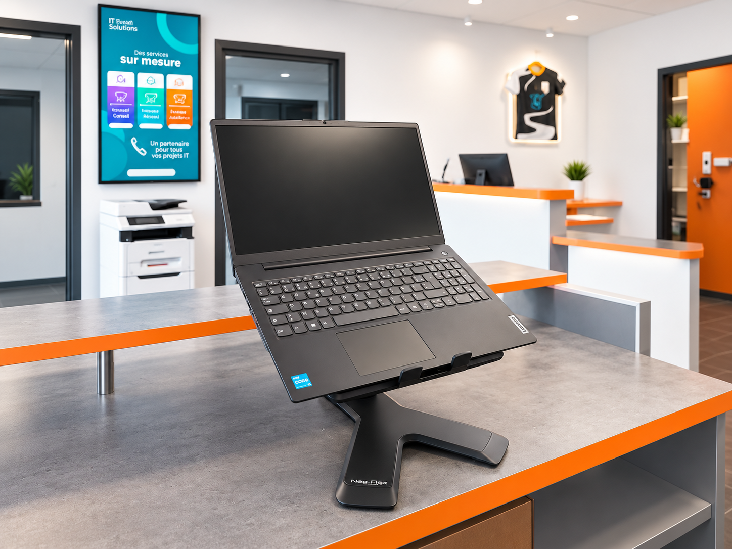 Ordinateur portable exposé sur un support dans le magasin