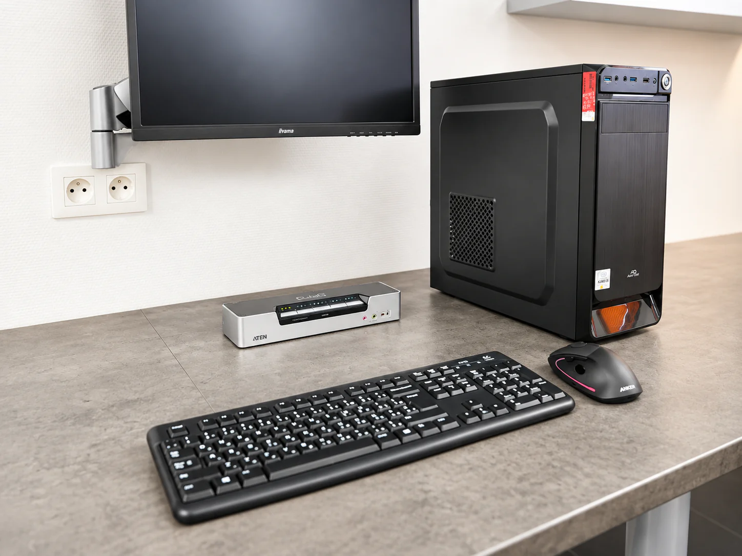 Poste de travail avec unité centrale, écran, clavier et souris