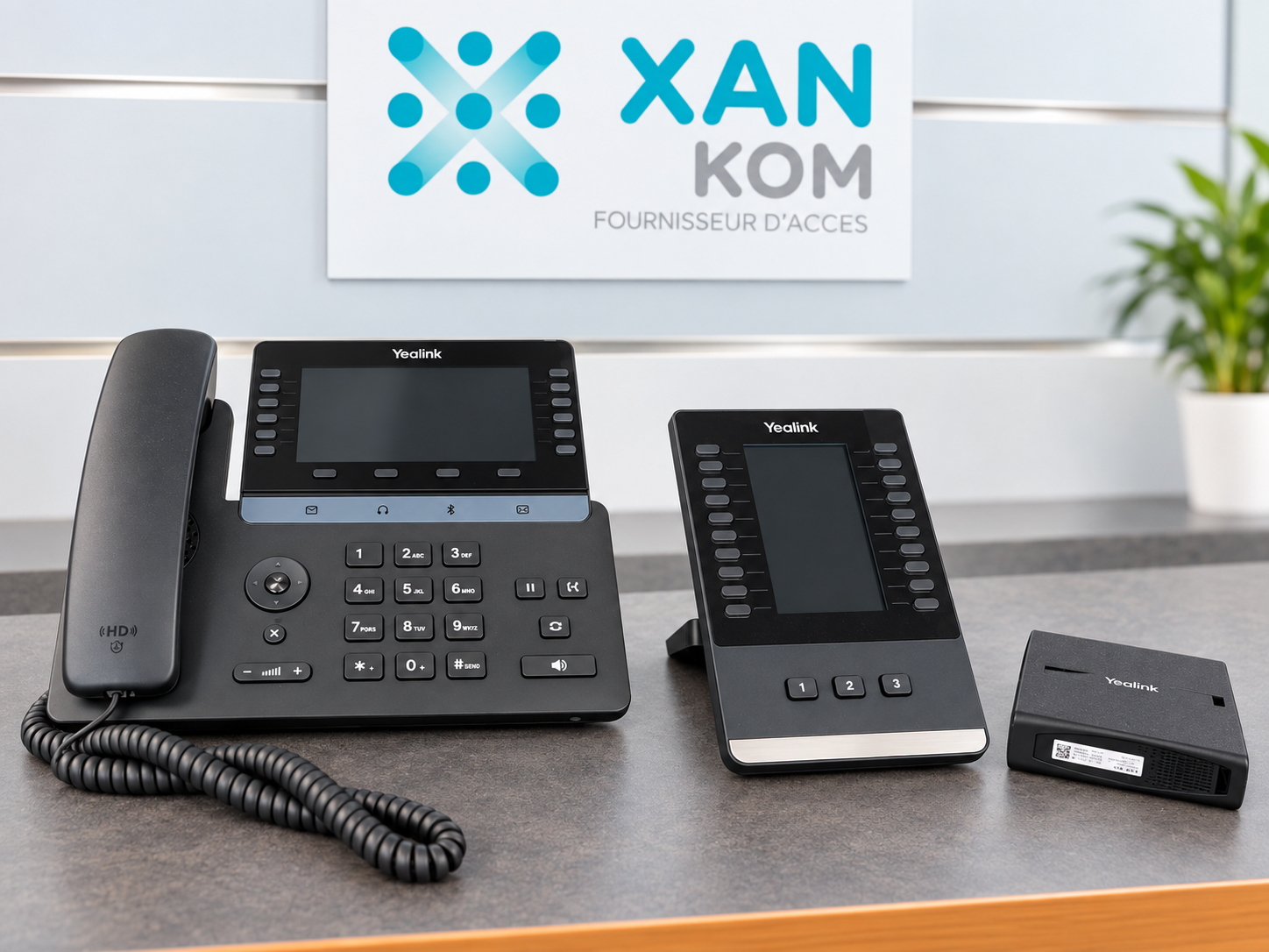 Téléphones IP Yealink devant l’enseigne Xankom