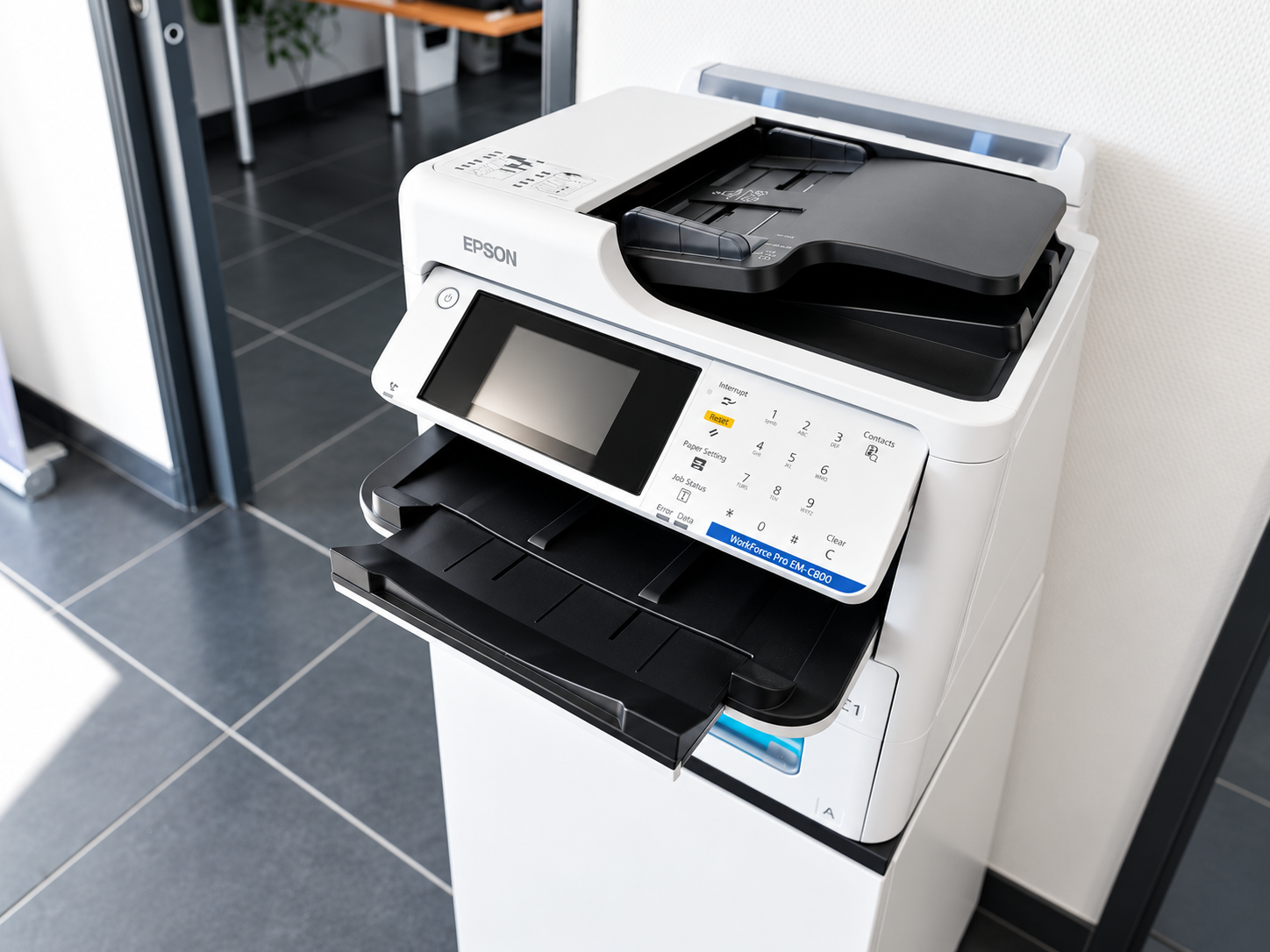 Imprimante multifonction Epson sur un meuble