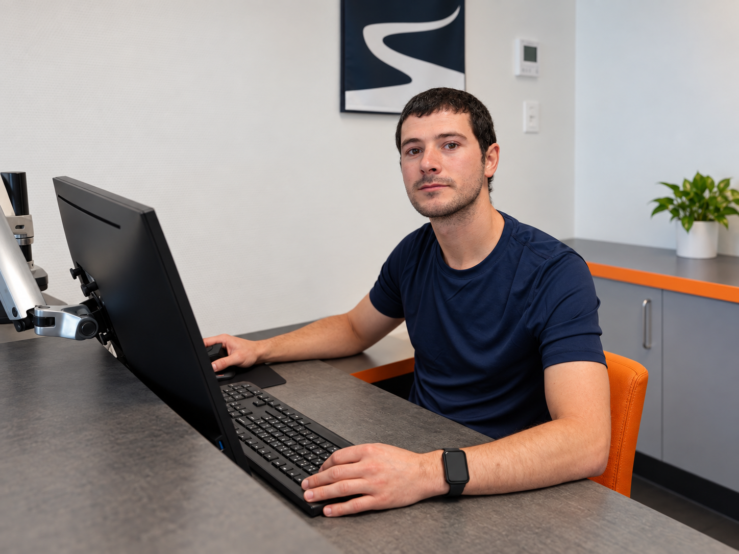 Kevin, technicien MCE Informatique, devant un ordinateur portable