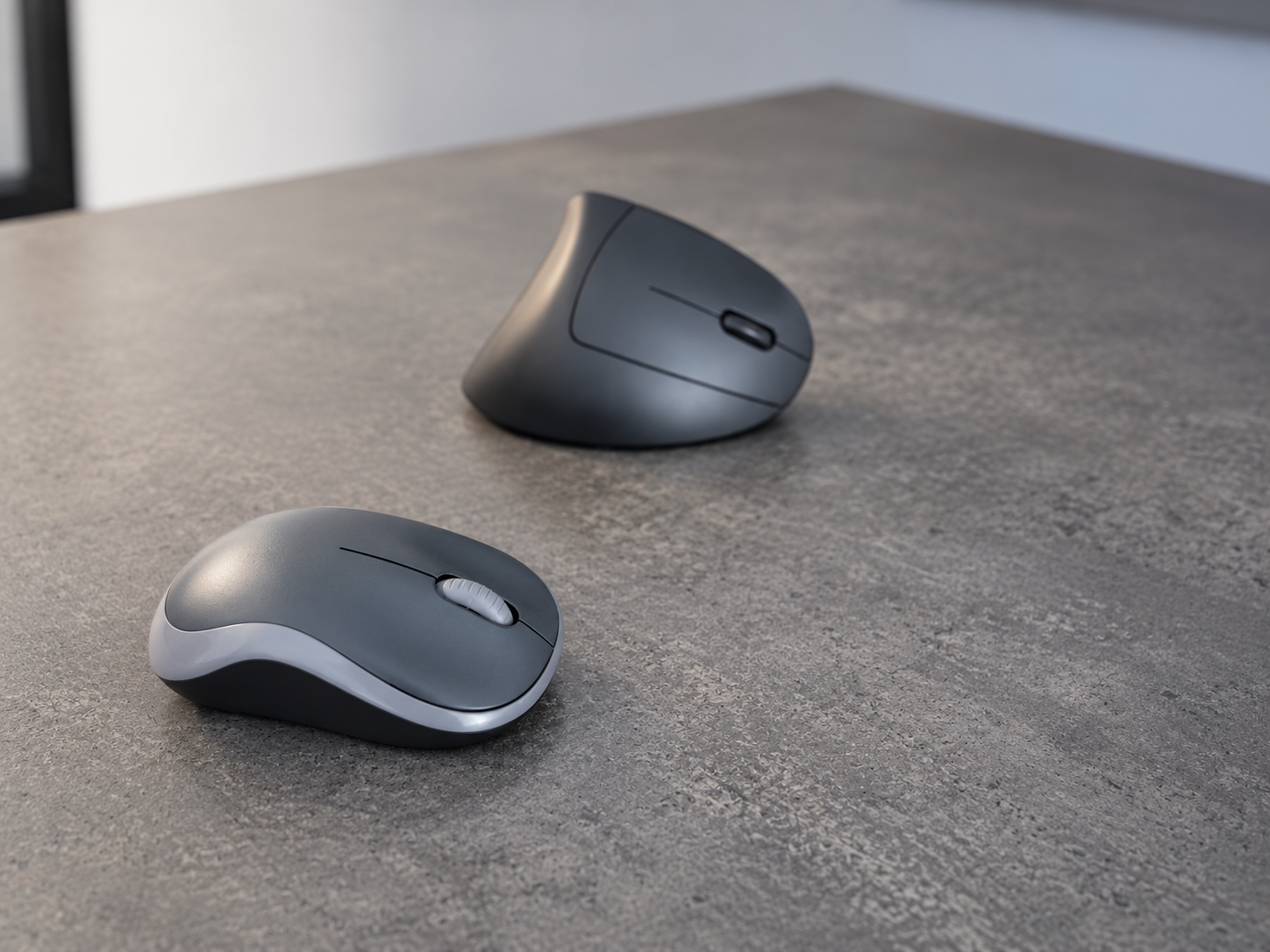Deux souris d’ordinateur posées sur un bureau