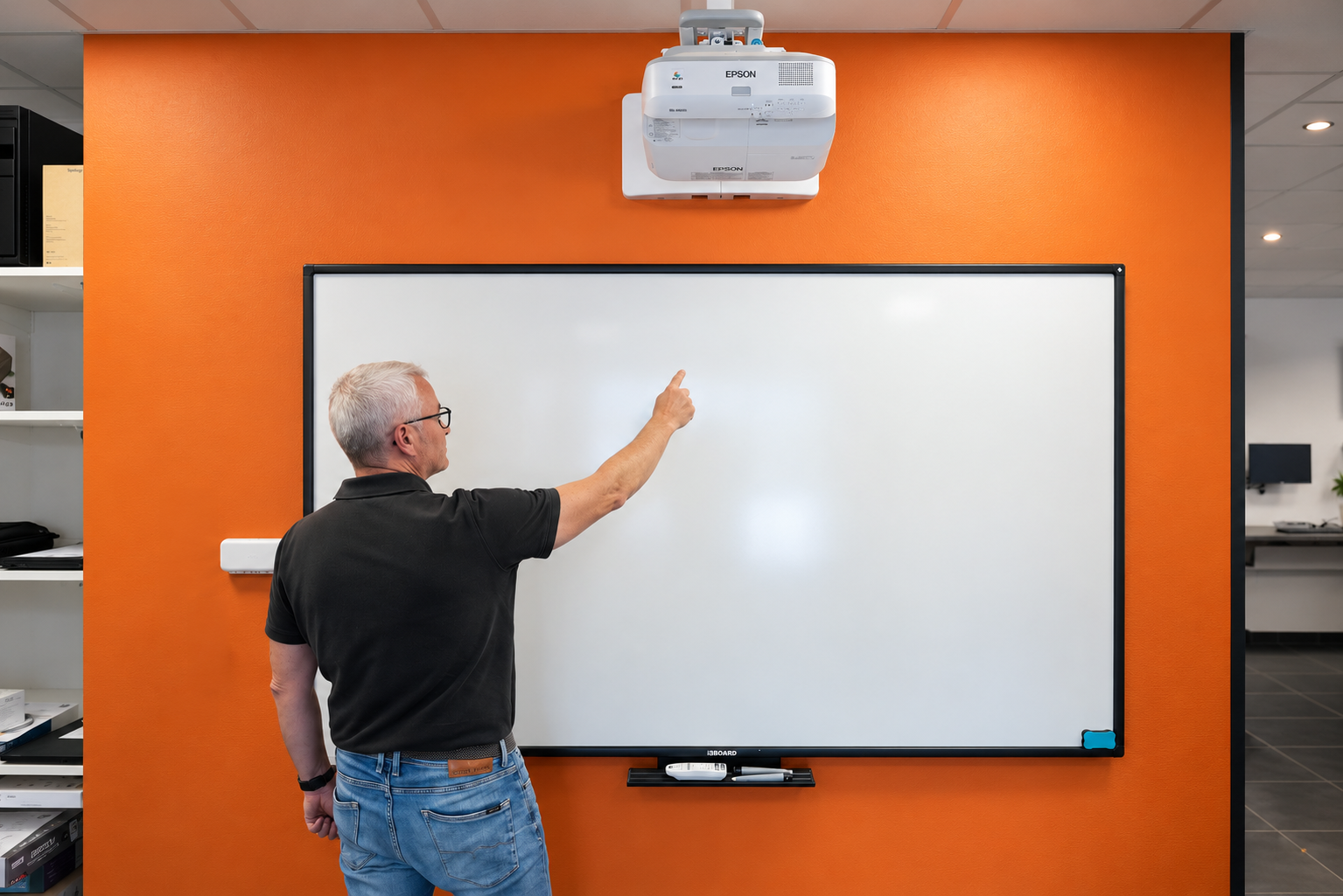 Écran de projection avec vidéoprojecteur fixé au-dessus