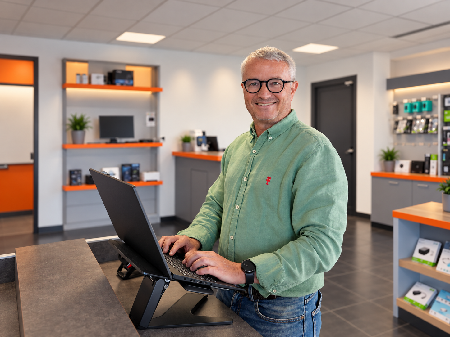 Xavier, de MCE Informatique, sur un ordinateur portable dans le magasin