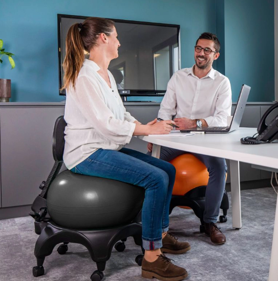 Deux collaborateurs assis sur des sièges ballons ergonomiques Tonic