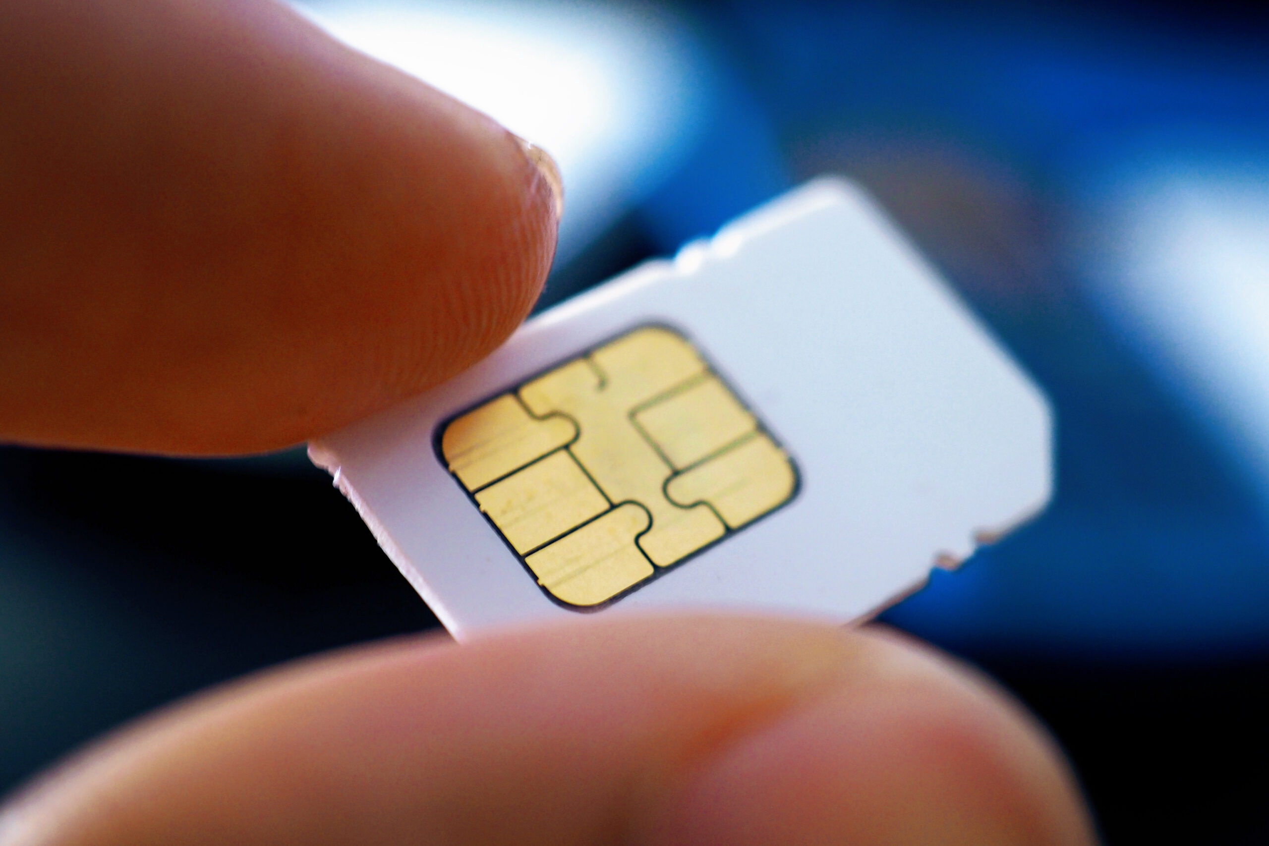 Gros plan sur une main tenant une carte SIM